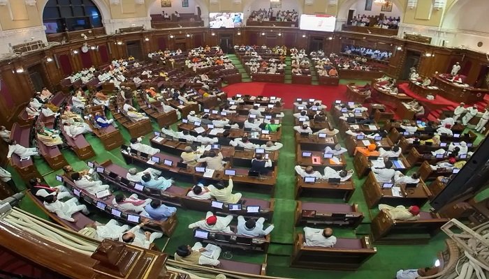 Wयूपी विधानसभा में लव जिहाद बिल पास, जबरन धर्मांतरण पर उम्र कैद का प्रावधान