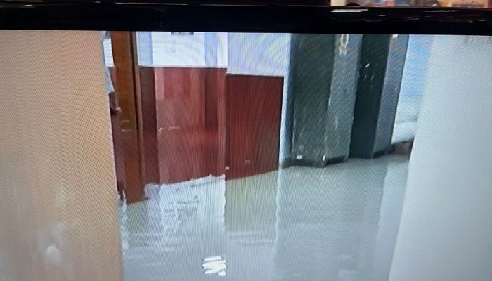 Wमूसलाधार बारिश से लखनऊ विधानसभा परिसर पानी-पानी, नगर निगम की छत लीक