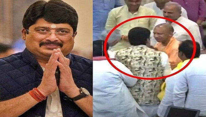Wविधानसभा में राजा भैया ने छुए योगी के पैर, मुख्यमंत्री ने दिया कुछ ऐसा रिएक्शन