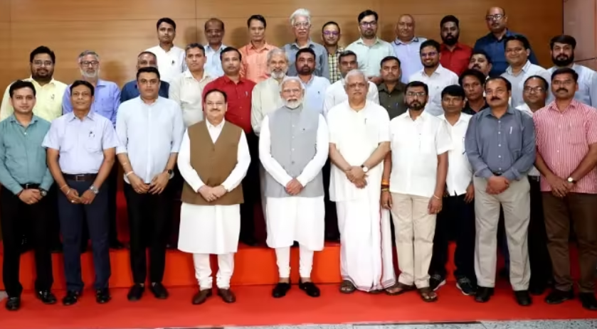 “हम सब एक परिवार हैं”: पीएम मोदी ने बिना छुट्टी के तीन महीने काम करने वाले कार्यकर्ताओं का किया धन्यवाद
