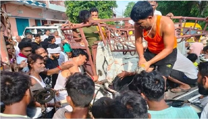 Wखड़े ट्रक से टकराई स्कूली छात्रों से भरी पिकअप, एक छात्र की मौत, 14 घायल