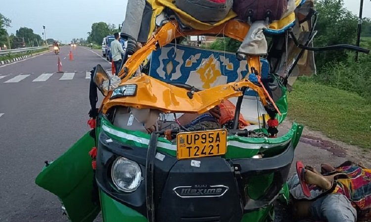 बागेश्वर धाम जा रहे ऑटो की ट्रक से भिडंत, 7 श्रद्धालुओं की माैत