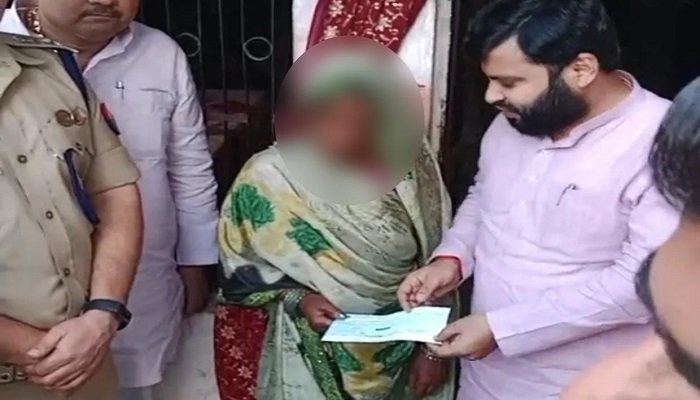 WAyodhya Gangrape: सीएम ने पीड़िता परिवार के लिए भेजी पांच लाख की आर्थिक सहायता राशि
