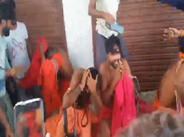 Wसाधू का वेश धारण कर लूटपाट करने वाले चार युवकों को लोगों ने पीटा