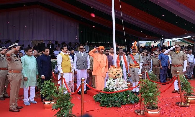 W78वां स्वतंत्रता दिवस पर सीएम योगी ने किया ध्वजारोहण, बोले- राष्ट्रध्वज के प्रति अपना अलग भाव दिखाए