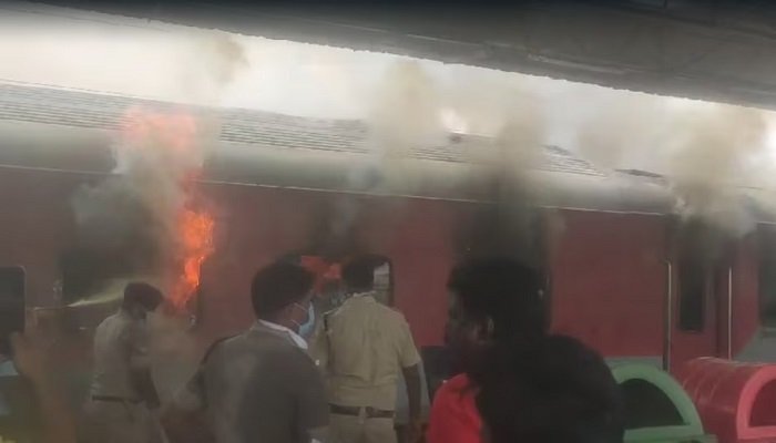 Wकोरबा एक्सप्रेस की 4 बोगियों में लगी भीषण आग, स्टेशन पर मचा हड़कंप