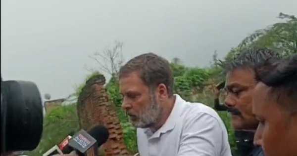 Wअर्जुन पासी के घर पहुंचे राहुल गांधी, बोले- न्याय मिलने तक नहीं हटेंगे पीछे