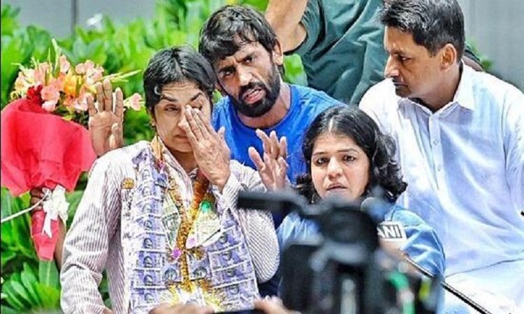 Wवतन लौटकर भावुक हुईं विनेश, गले मिलते ही मां भी रो पड़ीं; Video