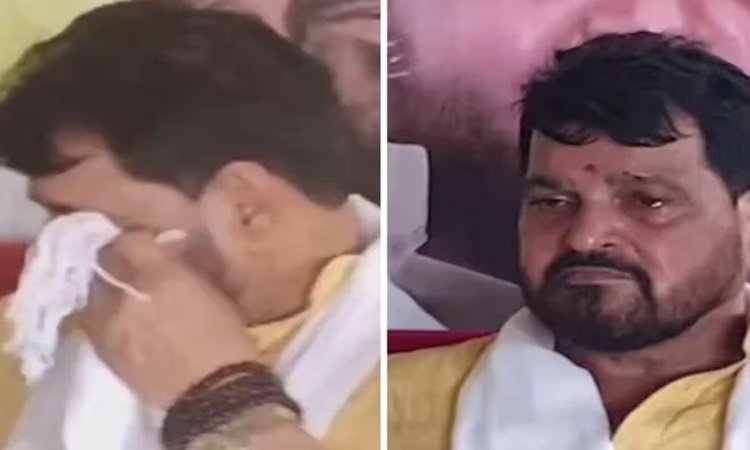 Wयौन शोषण का जिक्र आते ही मंच पर रो पड़े बृजभूषण