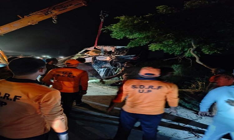 Wबाराबंकी में सड़क हादसा, एक ही परिवार के पांच की मौत; तीन की हालत गंभीर
