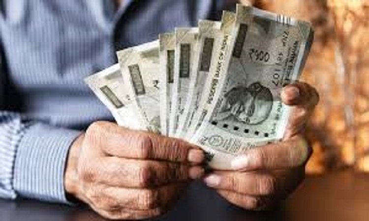 Wयूपी में रोक दिया गया 2.45 लाख कर्मचारियों का वेतन, जानें पूरा मामला