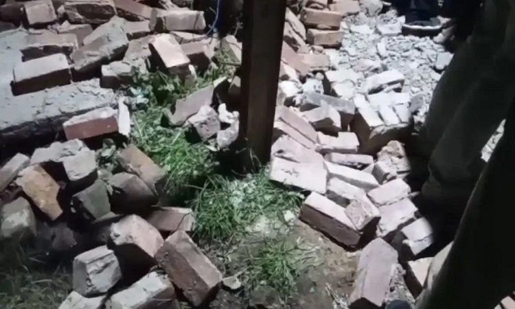 Wअचानक ढह गई डीएम आवास की दीवार, बच्ची की मौत; तीन लोग घायल