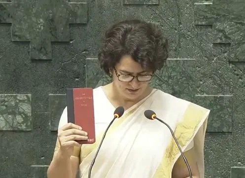Wप्रियंका गांधी ने ली सांसद पद की शपथ, कहा- मैं बहुत खुश हूं आज
