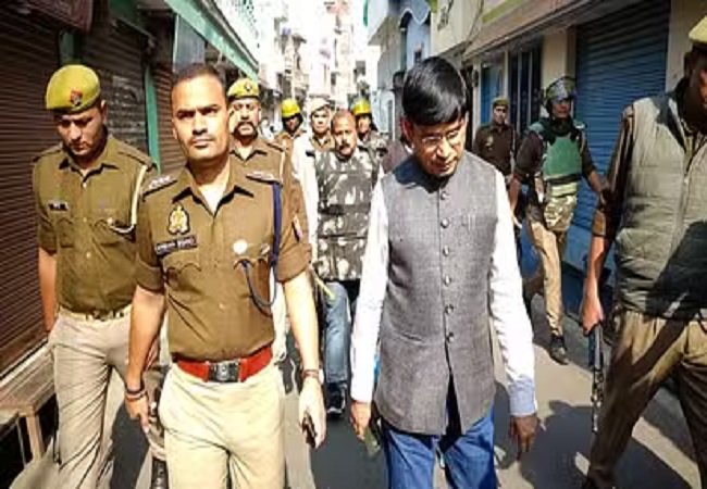 Wसंभल में बाहरी लोगों के प्रवेश पर 10 दिसंबर तक रोक, प्रभावित इलाकों में पुलिस गश्त तेज