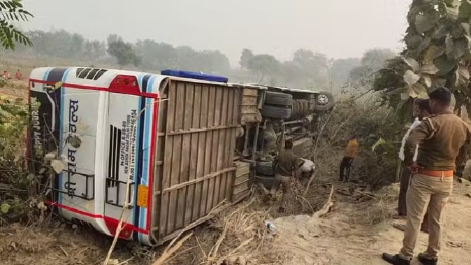 Wमारपीट के दौरान चालक पर गिरा यात्री, अनियंत्रित होकर पलट गई 100 यात्रियों से भरी डबल डेकर बस