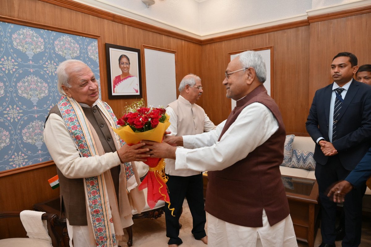 Wनवनियुक्त राज्यपाल आरिफ मोहम्मद खान से नीतीश कुमार ने की भेंट, दिया स्मृति चिन्ह