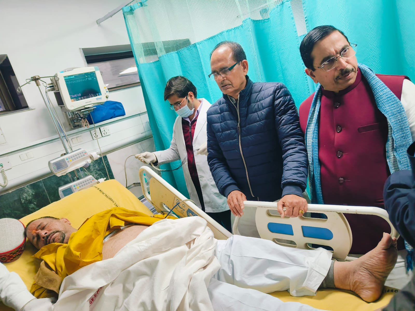 Wसियासी गरमा-गर्मी: धक्का मुक्की में दो भाजपा सांसद घायल, मुकेश राजपूत आईसीयू में भर्ती