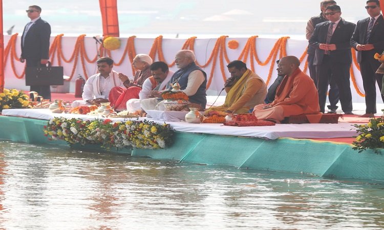Wवैदिक मंत्रों के बीच पीएम मोदी ने किया संगम अभिषेक