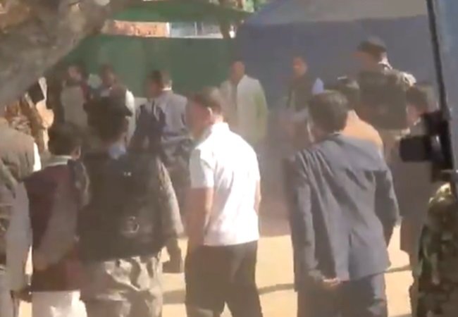 Wराहुल गांधी पहुंचे हाथरस, रेप पीड़िता के परिवार से की मुलाकात