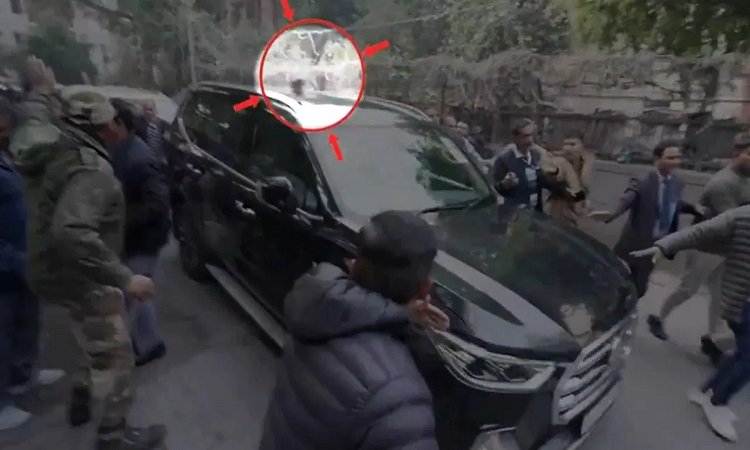 Wकेजरीवाल की कार पर फेंके गए पत्थर, नई दिल्ली सीट पर कर रहे थे प्रचार