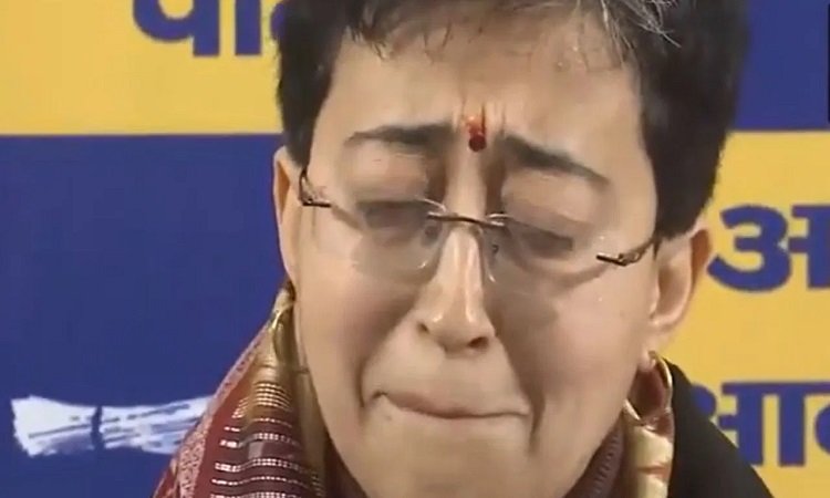 Wचुनाव से पहले दिल्ली सीएम आतिशी मुश्किलों में घिरी, लगा ये आरोप