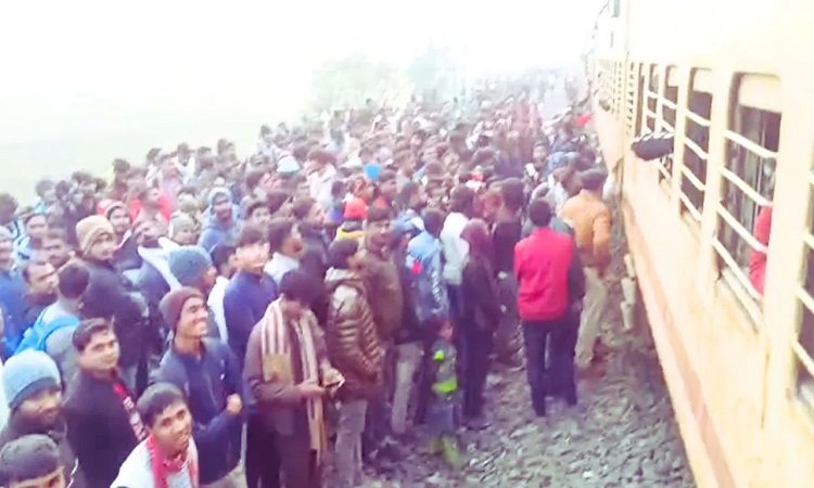 Wचलती ट्रेन में युवक की गोली मारकर हत्या, कोच में मचा कोहराम