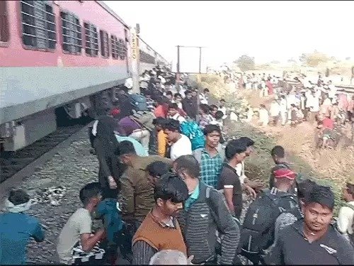 Wलखनऊ-मुंबई पुष्पक एक्सप्रेस का भयानक हादसा, 12 की मौत, 40 घायल