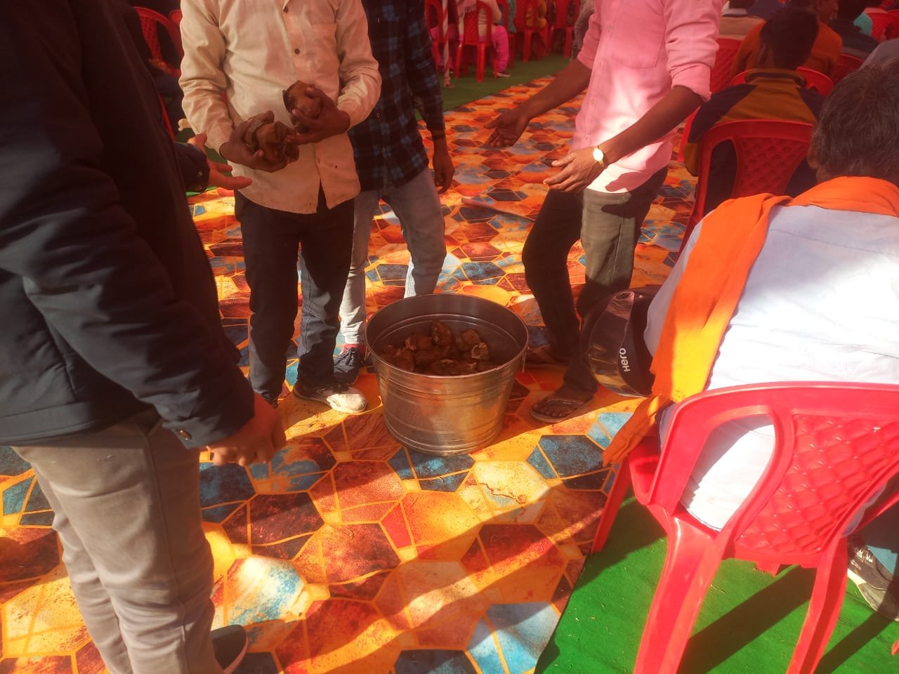 Wकूड़ेदान से बांटे गए लंच पैकेट: उत्तर प्रदेश स्थापना दिवस पर शर्मनाक घटना