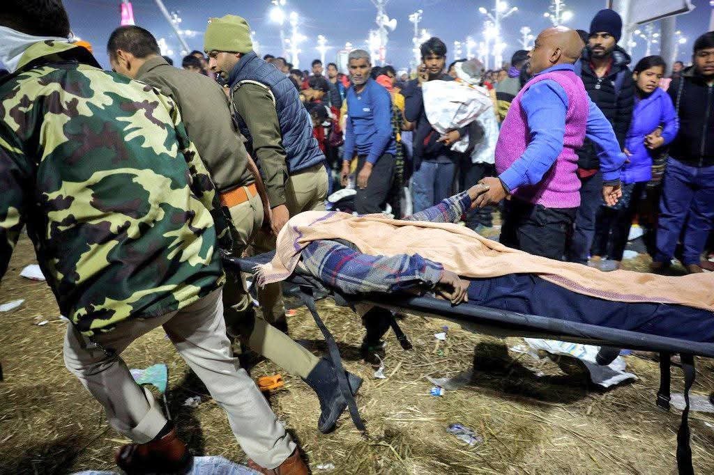 Wमहाकुंभ में मची भगदड़, कई लोगों की मौत, अखाड़ों ने आज के स्नान को रद्द किया