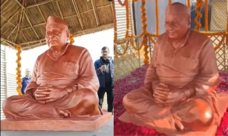 महाकुंभ में मुलायम सिंह यादव की प्रतिमा: सेवा और राजनीति के टकराव का प्रतीक