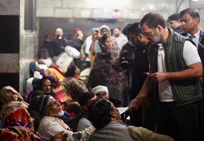 Wअचानक राहुल गांधी पहुंचे AIIMS, फुटपाथ पर सो रहे मरीजों का जाना हाल; दिल्ली सरकार पर साधा निशाना
