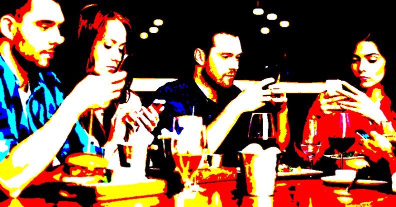 स्मार्टफोन से रिश्तों में दूरी: सोशल मीडिया पर दोस्त, असली जीवन में कमी