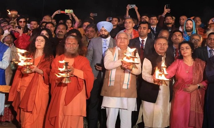 Wमहाकुम्भ भ्रमण के दौरान बिहार के राज्यपाल बोले- सनातन संस्कृति की मूल भावना एकात्मता है