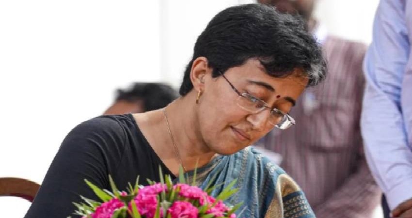 WCM आतिशी ने उप-राज्यपाल वीके सक्सेना को सौंपा इस्तीफा