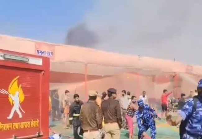 Wमहाकुंभ में सेक्टर-18 के शंकराचार्य मार्ग पर पंडाल में लगी आग, कोई जनहानि नहीं