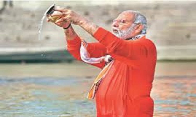 Wमहाकुंभ में प्रधानमंत्री मोदी का आगमन, संगम में किया स्नान