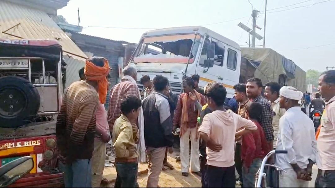 Wश्तेज रफ्तार ट्रक और ई-रिक्शा की भिड़ंत, चार घायल