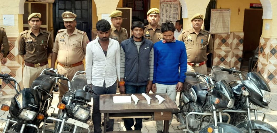 Wखुटार-मैलानी मार्ग पर वाहन चेकिंग के दौरान तीन वाहन चोरों को चोरी की चार बाइकों समेत गिरफ्तार