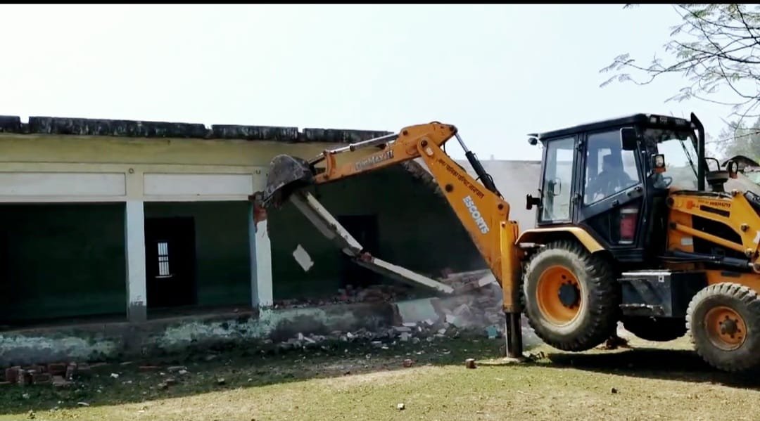 W30 साल पुराने अवैध मदरसे पर चला बुलडोजर, प्रशासन की बड़ी कार्रवाई