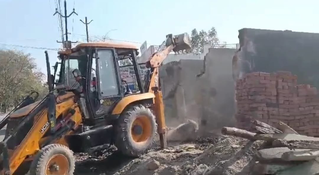 Wलाखों की बेशकीमती सरकारी जमीन पर अवैध कब्जा, प्रशासन ने बुलडोजर चलाकर किया मुक्त