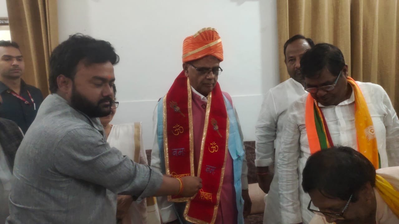 Wवृक्षारोपण के आंकड़ों पर मीडिया के सवालों में फंसे मंत्री, गोलमोल जवाब देकर निकले