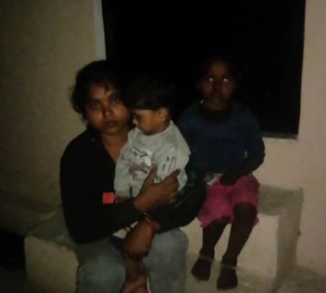 Wगरीब के आशियाने को बिजली ने किया राख, फायर ब्रिगेड की लेटलतीफी पर आक्रोश