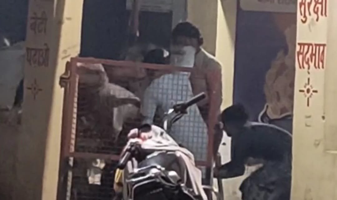 Wजलालपुर पुलिस चौकी में मारपीट का वीडियो वायरल, भैंस चोरी की शिकायत करने पहुंचे युवक पर हमला