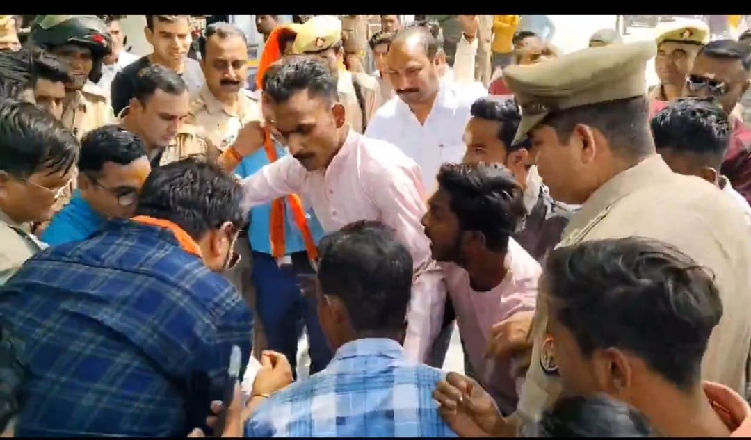 Wसपा सांसद रामजी लाल सुमन के बयान पर हिंदू संगठनों में आक्रोश, अखिलेश यादव का फूंका पुतला