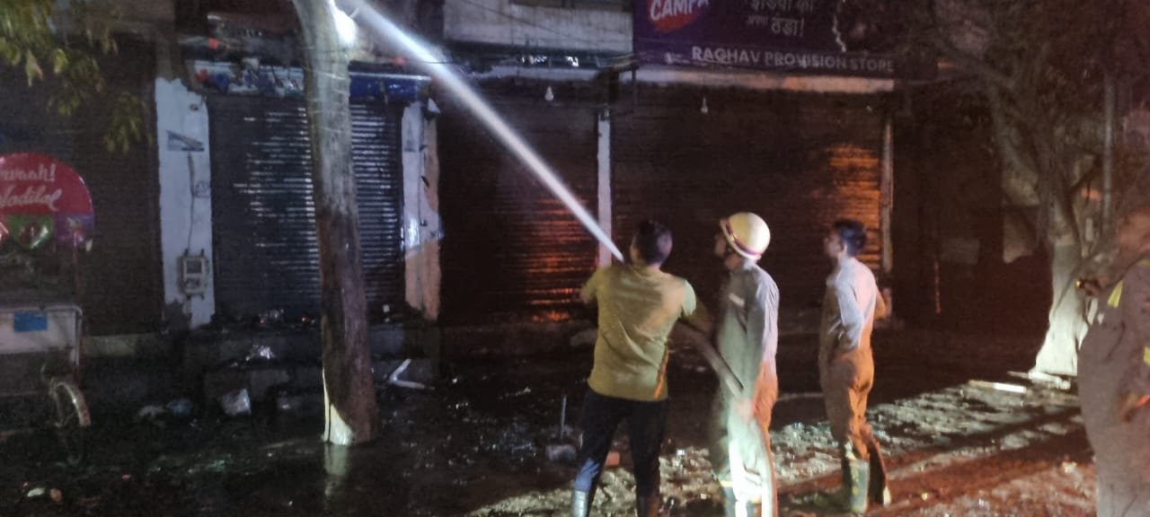 Wमेडिकल स्टोर में भीषण आग, लाखों का सामान जलकर खाक