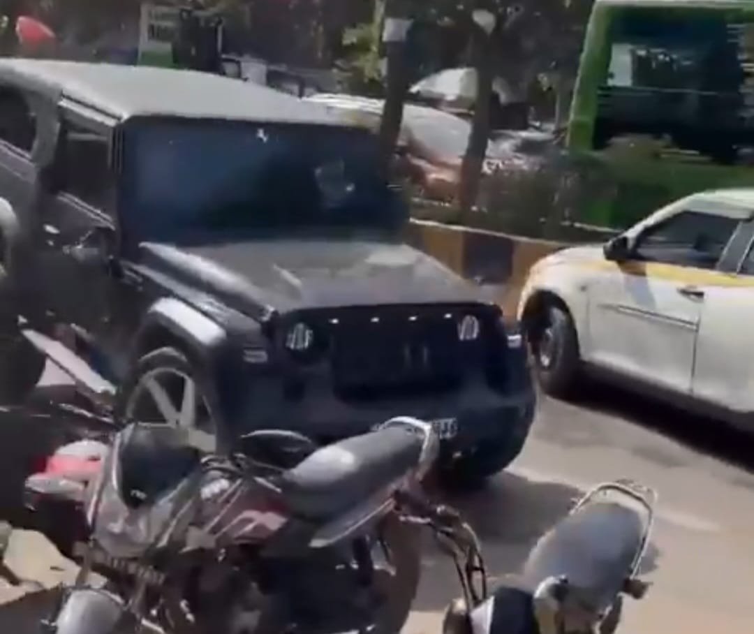 Wसेक्टर 16 कार मार्केट में थार चालक का जानलेवा स्टंट, वीडियो वायरल