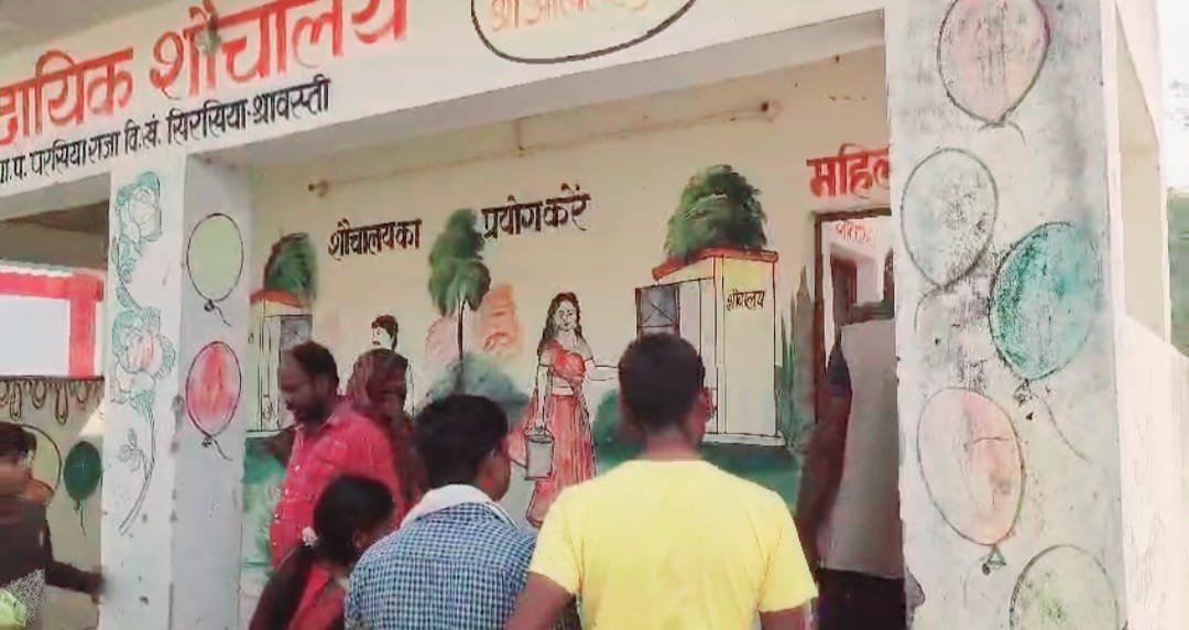 Wसामुदायिक शौचालय के स्नानघर में बेहोश मिली महिला, पुलिस ने दीवार तोड़कर बचाया