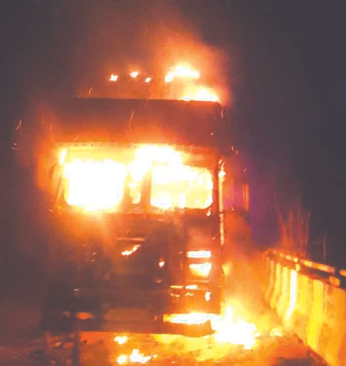 Wचलते-चलते आग का गोला बना ट्रक, इलाके में मचा हड़कंप