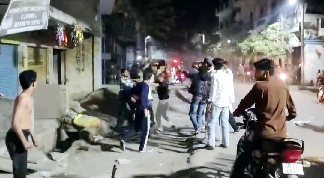 Wखादरवाला में दबंगों का आतंक, दो गुटों में संघर्ष, पुलिस के सामने बाइक छीनकर हुए फरार