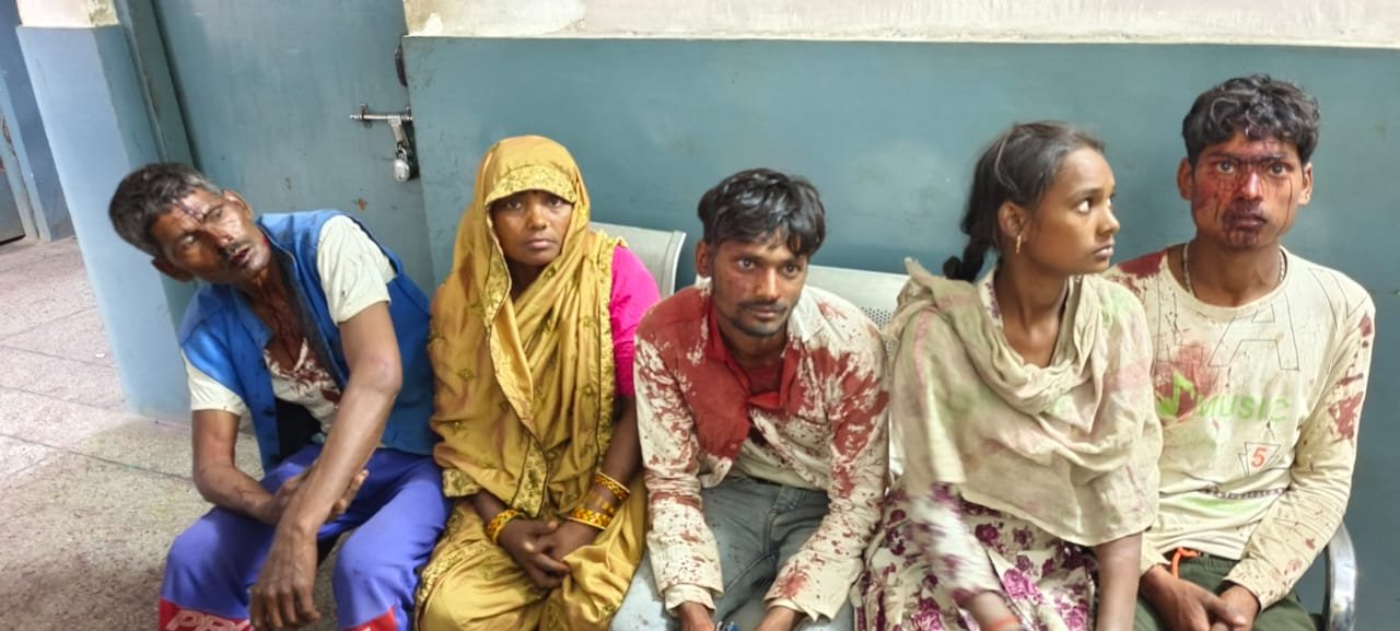 Wमामूली विवाद में दो पक्षों में खूनी संघर्ष, लाठी-डंडों और धारदार हथियारों से हमला, 18 घायल